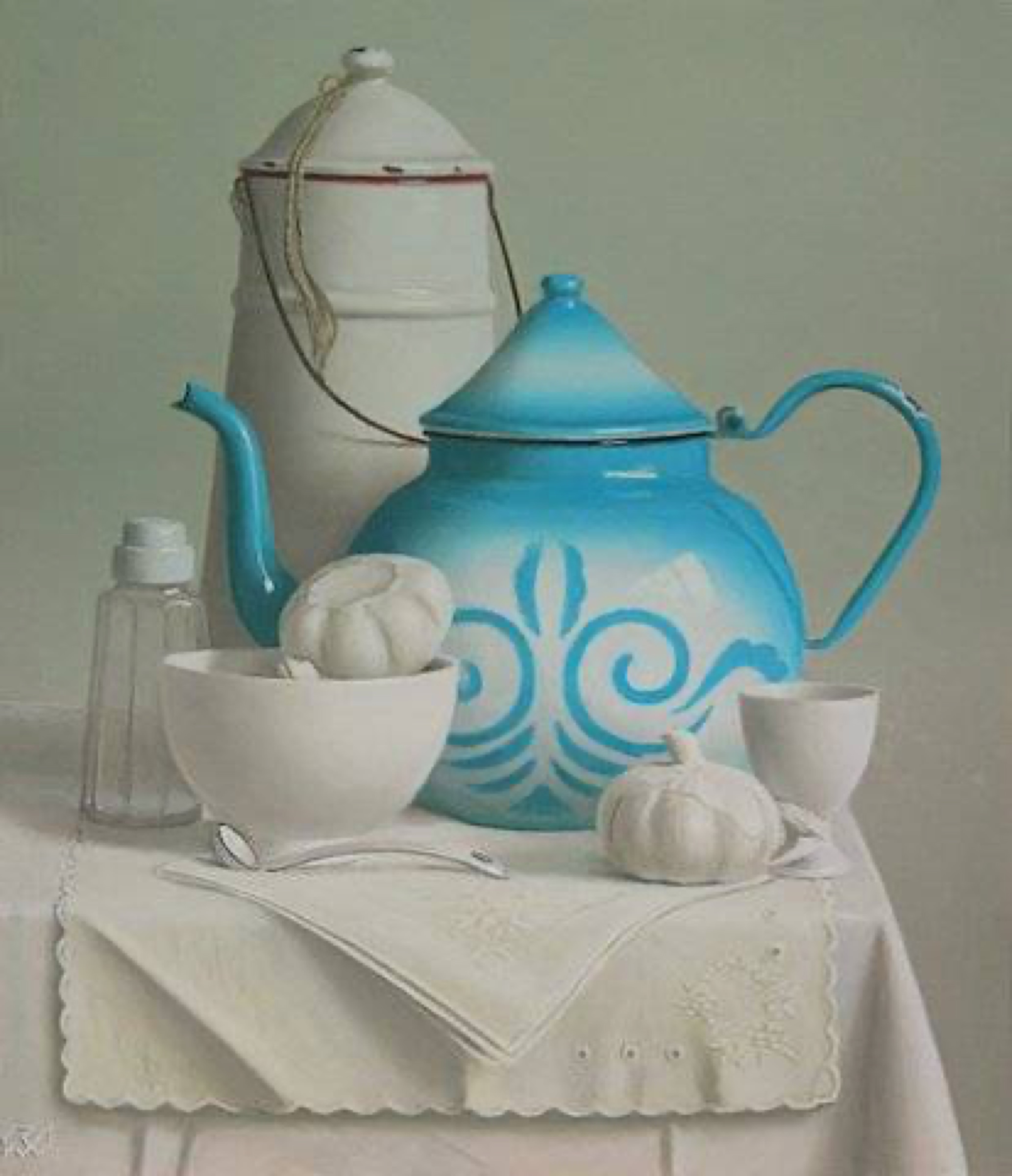 Klaas Wiedijk, Koffiekan en theepot met knoflook (Coffee Pot and Teapot with Garlic) — Still life, Oil on panel