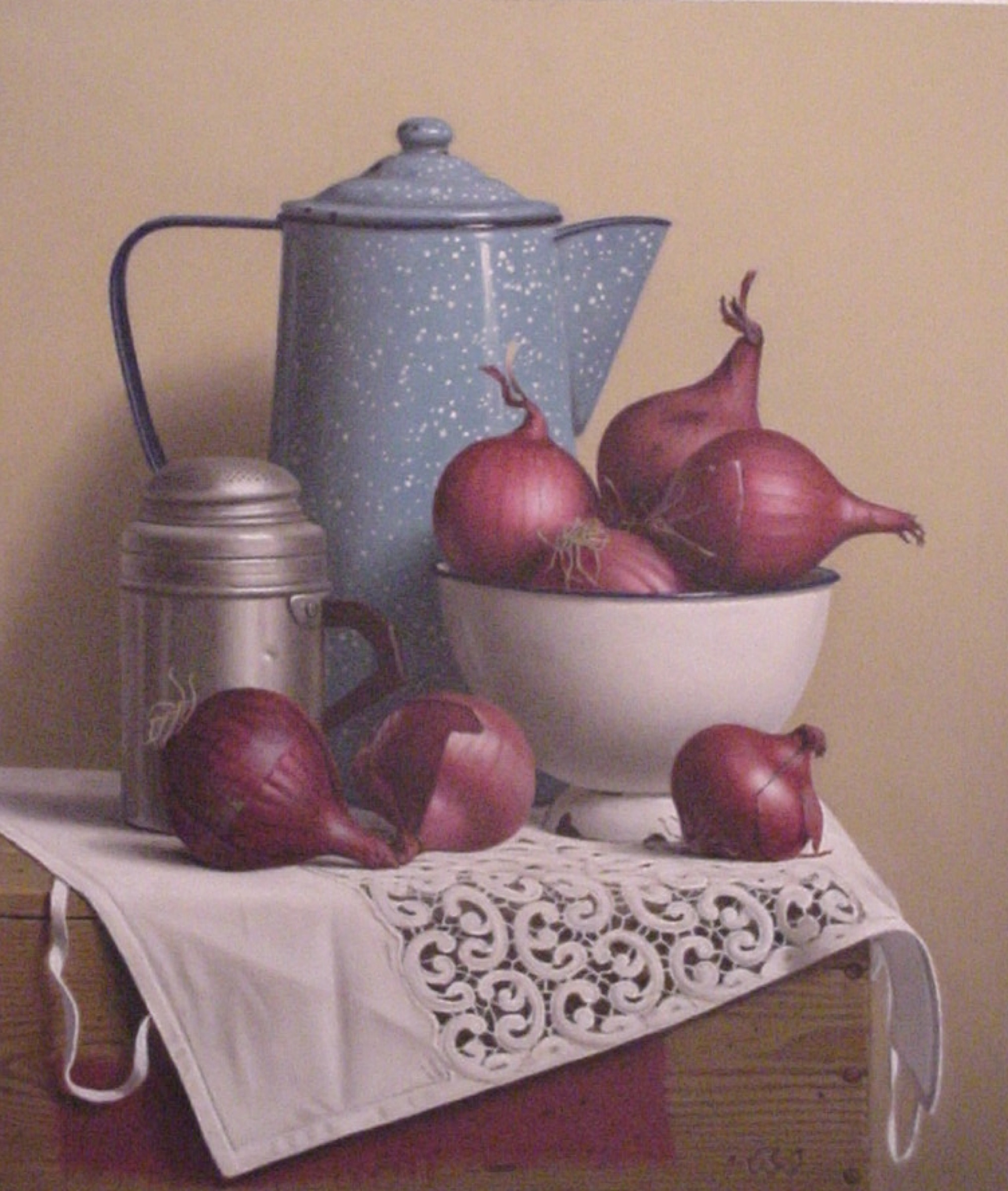 Klaas Wiedijk, Rode uien bij koffiepot (Red Onions beside a Coffee Pot) — Still life, Oil on panel